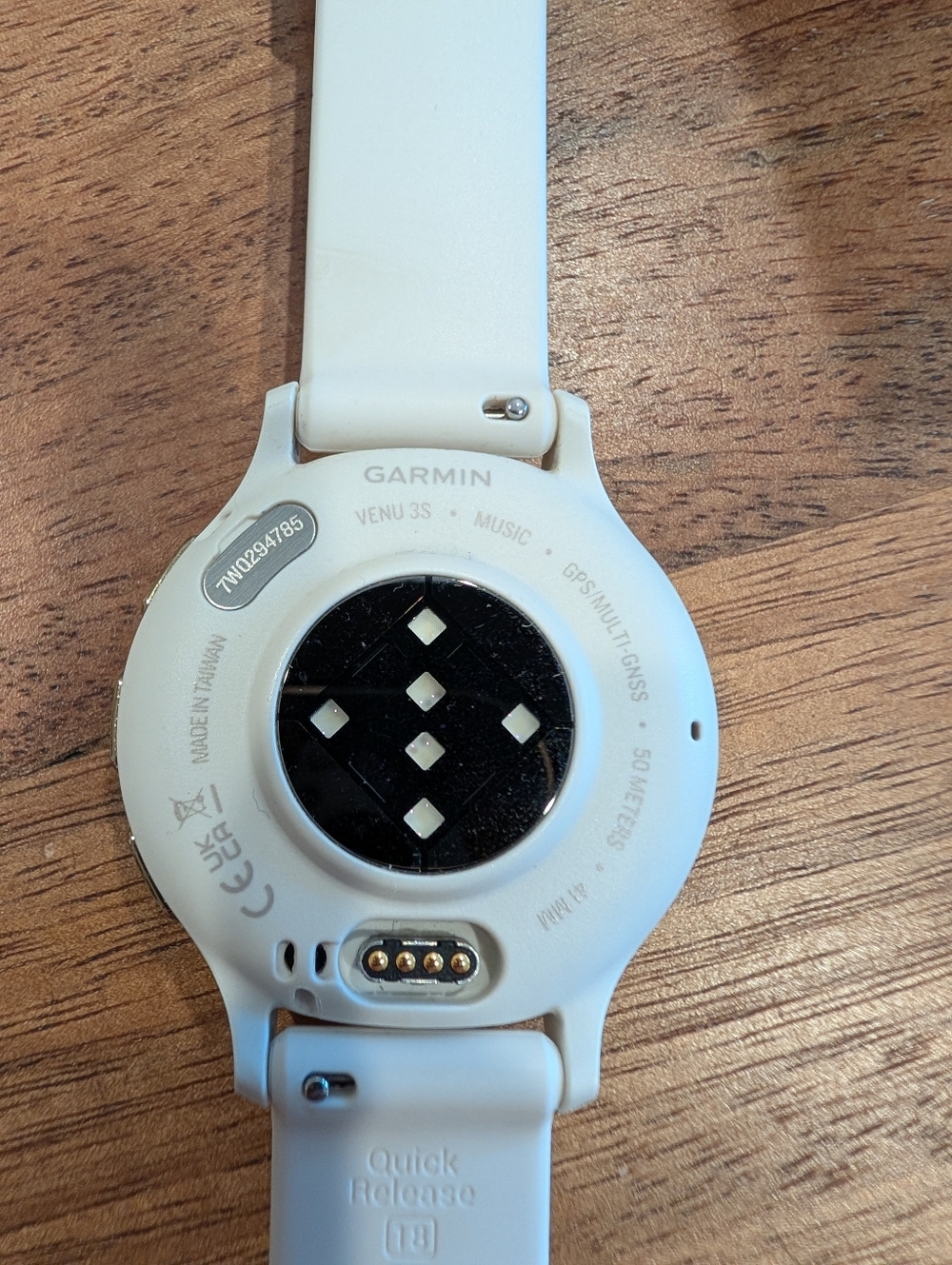 garmin Venu 3S smartwatch with white band and gold mesh straps - Picture 6 of 7